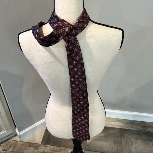 Jos A Bank men’s 100% neck tie red with a lovely cross like design 57”L x 3”W - Picture 7 of 11